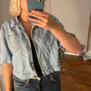 Kortärmad jeansjacka  - Sparsamt använd. Supersnygg blå färg, kortärmad 