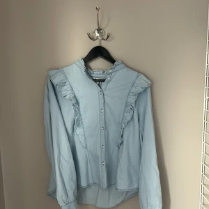 Jeansblus  - Jag säljer en fin jeansbulus från H&M i stolek M. Har bara används någon gång och har inga täcken på användning💕