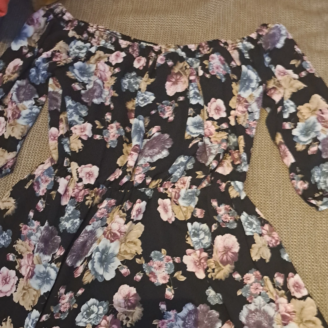 Blommig off-shoulder klänning - 90