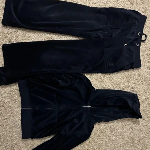 Juicy Couture Set - Ett Juicy Couture set för barn. Storlek (ålder 7-8)  Endast använda 2 gånger, dom är som helt nya i väldigt bra skick. Säljes för att dom inte kommer till användning. Köpta för 2500 och säljer för 1000.
