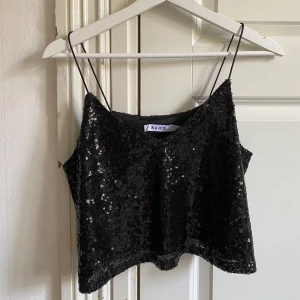 Svart linne  - Svart, kort linne med paljetter från NA-KD Stl 34