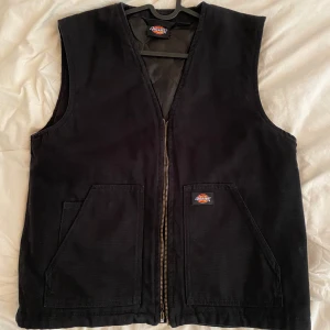 Dickies väst svart - Köpt på Zalando för 949 kr. Bara använd 2 gånger så därför säljer jag den. Storlek XS. Sitter som en dam medium.