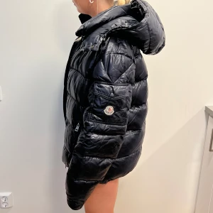 Moncler maya - Säljer min älskade moncler maya i storlek 1 (s). Små skavanker, allmänt bra skick. Tappat fågel serien men kvitto finns som älthetsbevis! Den är marinblå inte svart! 