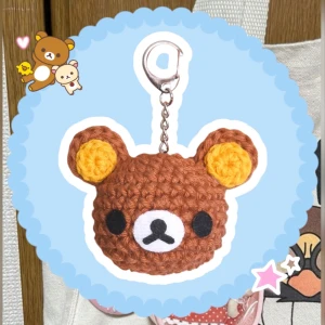 Rilakkuma Nyckelring 💮🐻🍯 - Handgjord Rilakkuma nyckelring i bomullsgarn 💫 Passar perfekt att hänga på väska, ryggsäck eller nyckelknippa som dekoration! 💌 Frakt 22kr via swish eller använd KÖP NU! Postas inom 2-3 dagar efter betalning 🤗