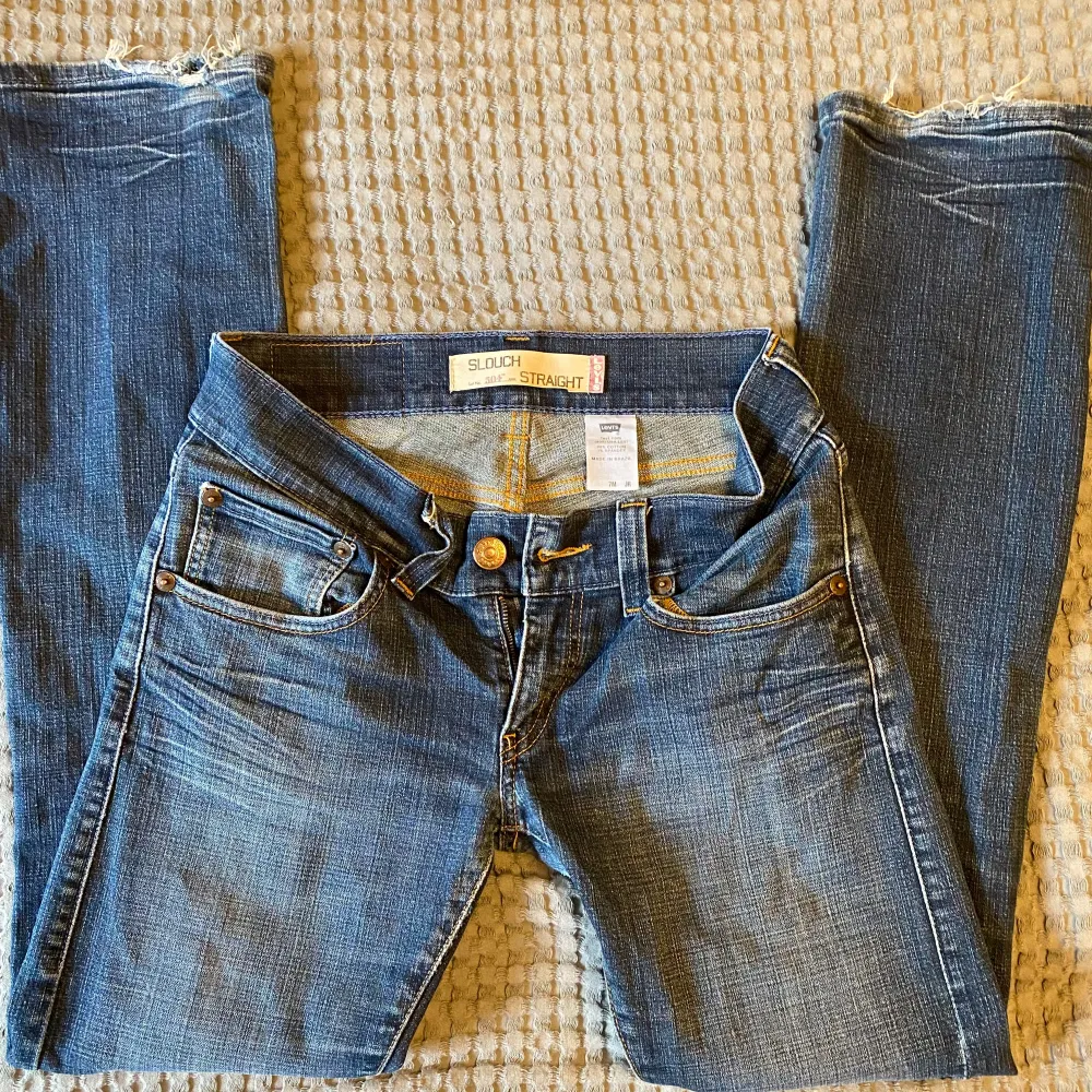 Snygga lågmidjade jeans i straight modell från Levis 💙 Lite slitna längst ner på jeansen😊 Innerbenslängd ca 78 cm!. Jeans & Byxor.