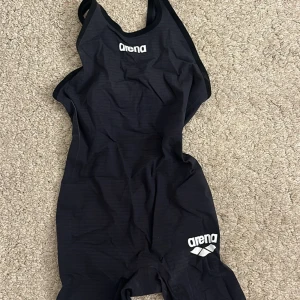 Tävlingsbaddräkt - Helt oanvänd Cobra Power black limited edition. Det har aldrig använts och påse medföljs. Nypris: 4299kr  Pris kan diskuteras vid snabb affär:)  Storlek - UK 26