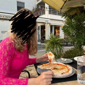 Rosa spetsklänning - En elegant rosa spetsklänning med långärmade ärmar. Klänningen har en figurnära passform och är tillverkad av ett spetsmaterial som ger en sofistikerad look. Färgen är som på första bilden. 