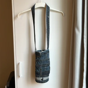 Rund väska - Unik! Jättebra om man vill ta med dricka eller andra runda föremål nånstans!😁 Väldigt cool och är antagligen DIY:ad av någon m tanke på jeansmärkena. Har små skador men inget som märks!