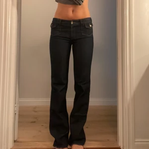 Blåa bootcut jeans  - Mörkblåa bootcut jeans från D&G. Sitter som storlek 36, jag är 173cm💕