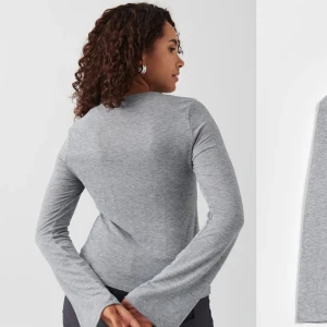 Topp  -  Säljer den här fina toppen från Gina Tricot köpte den för 300kr säljer för 150kr  storlek XS❤️