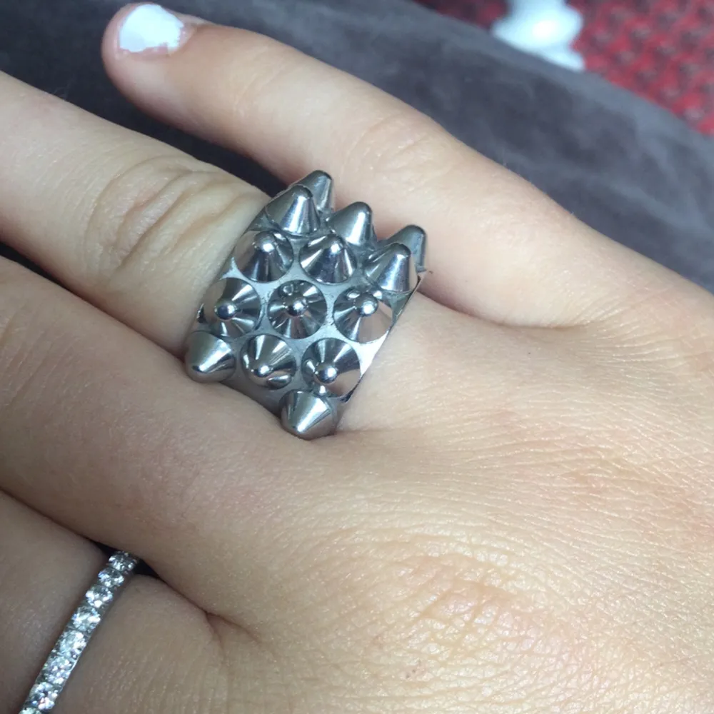  Säljer min fina Edblad ring efter som jag vill köpa någon annan ring eller i en ny storlek☺️den är i nyskick och inga defekter! Säljer för 300kr☺️strlk 16/small. Accessoarer.