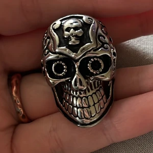Skull ring - As cool döskalle ring i rostfritt stål!! Stl: 2 cm i diameter. Använd köp nu!