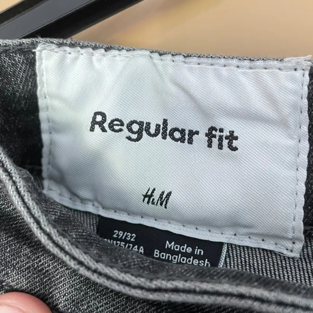 Säljer ett par använda hm jeans som är i en snygg mörk grå färg Storleken är 29/32  Kom pm vid mer frågor eller annat. Jeans & Byxor.