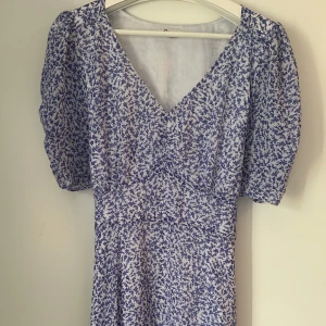 Blommig klänning - Säljer denna då den inte kommer till användning! Pris kan absolut diskuteras!