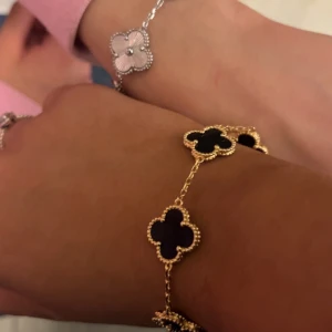 Klöver armband  - Svart kläverarmband jätte fin har haft den kanske i femmånader men använt minst en vecka skriv för mer bilder kan diskutera om priset 