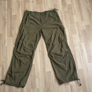 Gröna Cargo Pants - Millitär gröna  STR cargo pants storlek M, passar till om man är ca 150-160 cm