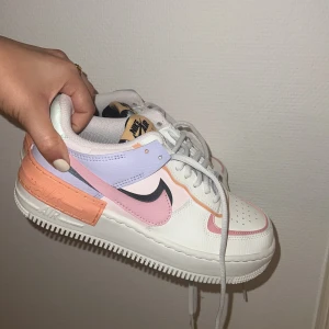 Nike air force 1 - Helt rena o fina endast använda 1 gång. Nike Air force 1 i storleken 37,5 alltså 23,5 cm 