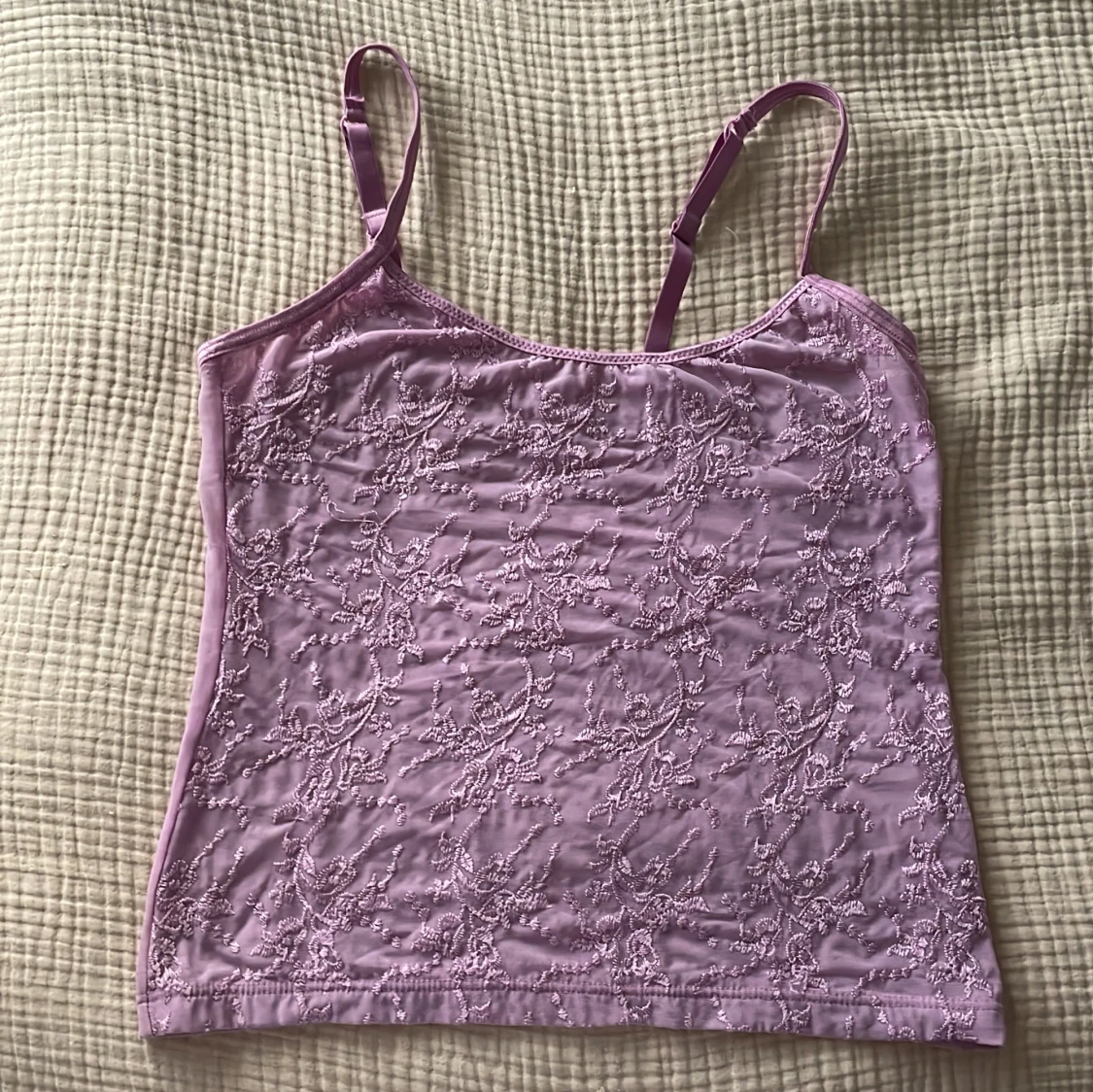 Lila linne med blommor