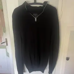 Svart halfzip från H&M Skick 9/10 använd fåtal ggr Storlek S Nypris 349kr Mitt pris 179kr