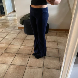 Mjukis bootcut byxor - Sköna mjukisbyxor som knappt är använda. 