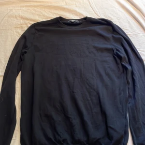 Merinoull tröja - Säljer denna merinoull tröjan från uniclo. Köpt i butiken i Stockholm. Den är snålt använd och bara tvättad 2 gånger! Storleken är L men skulle säga att den passar M också. Nypris. 599 mitt pris 249. Priset är såklart inte hugget i sten.