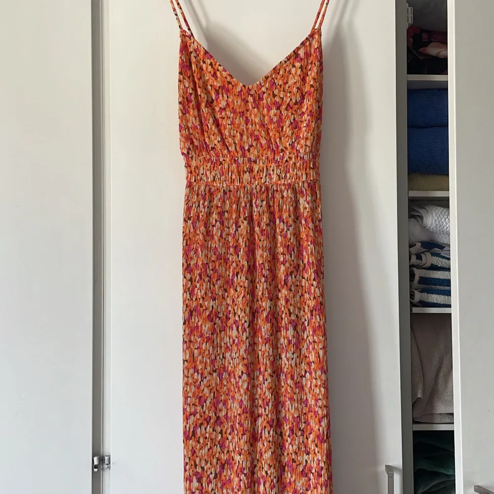 Midi klänning från Mango. Storlek M, orange - rosa färg. Använd 1 gång. . Mekot.