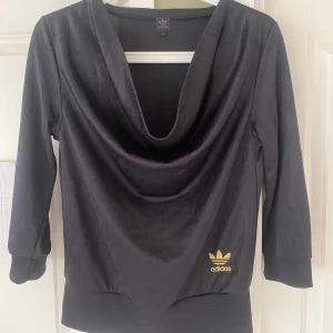 Top Adidas  - Storlek 36, känns mer som 34 Nyskick  3/4 ärm 