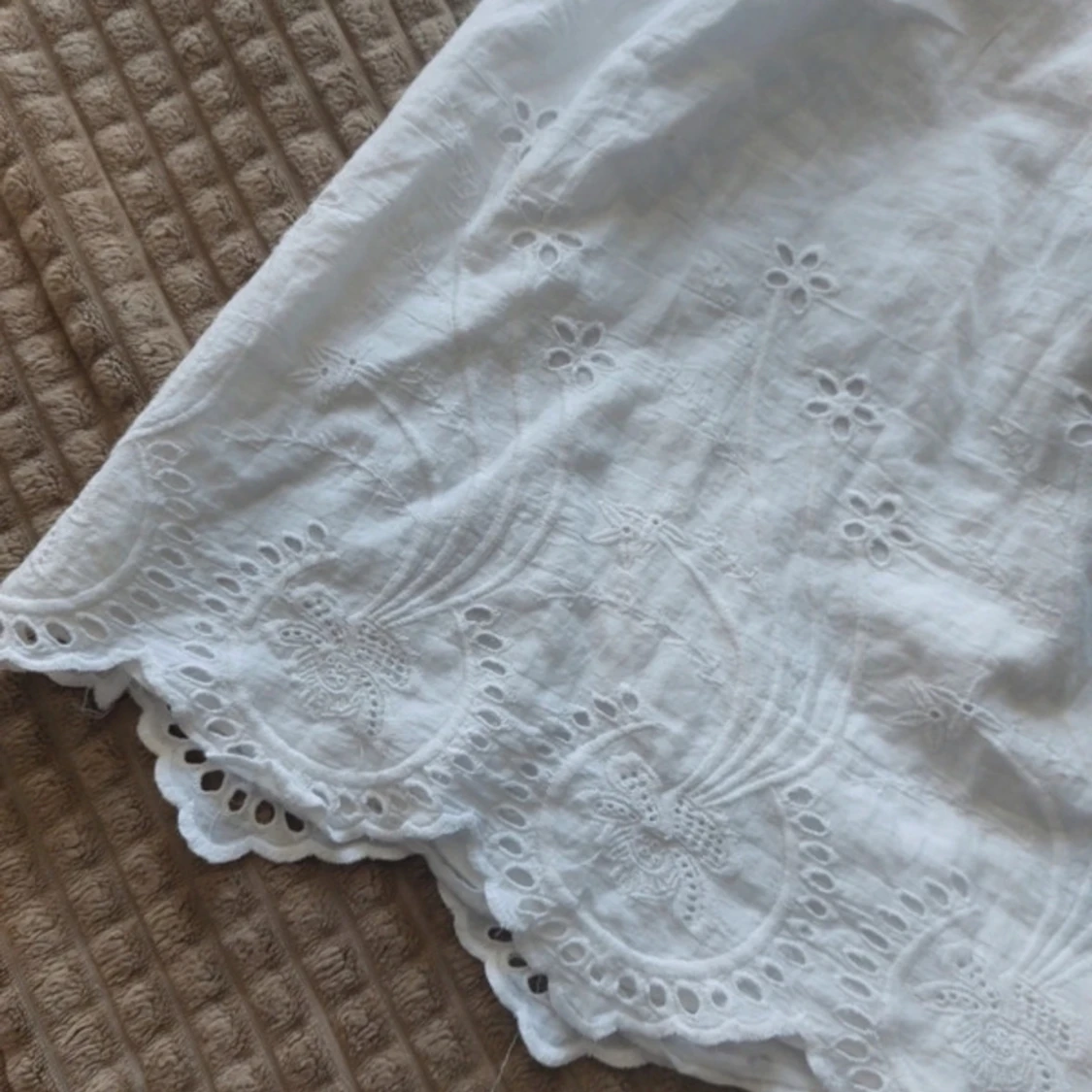 Vit sommarklänning med spetsdetaljer - 91