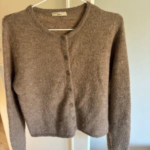 Stickad kofta  - Stickad kofta från ginatricot som är slutsåld, den har inte kommit till användning och är i jättebra skick!💗