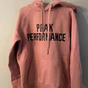 Peak Performance Hoodie - Gammelrosa hoodie,xs, från Peak Performance 💕 Hoodien är i superfint skick!
