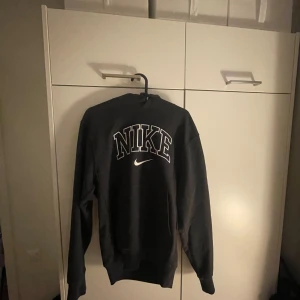 Nike retro hoodie - Storlek S. Aldrig använt hoodien  Nypris 900kr  