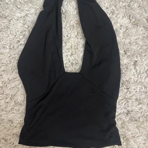 halterneck topp  - halterneck topp med öppen rygg från bikbok, inga defekter🤍