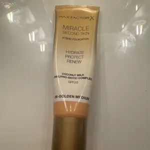 Hybrid foundation från max factor i färgen 06 - Golden medium