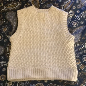 Stickad väst  - Mycket bra skick! Använd ett fåtal gånger, storlek xs 
