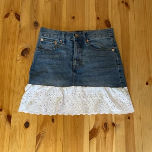 Jeans kjol - Jeans kjol med volang. Jeanskjol är från lager 157 men jag har själv sytt på volangen. Väldigt bra skick då jag inte alls har använt den mycket! ❤️❤️
