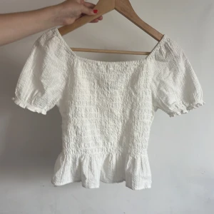 Topp/blus - Jag säljer en helt oanvänd topp från Kappahl i storlek 170, kan diskutera pris 💕 