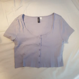 Violett topp - Säljer em fin topp i en vacker lila nyans! Använd en gång och tvättad!