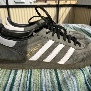 Adidas Handball Spezial grön - Storlek 47 1/3 Bra skick  Hör av dig om du har frågor 
