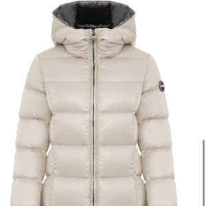 Colmar jacka - Säljer min colmar jacka som knappt använts en vinter, köpte för 5700. Jackan är i storlek 38 men jag bär vanligtvis S och xs i allt och den passar perfekt