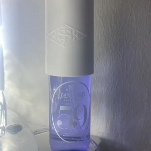 59 från sol de Janeiro 90ml - Den är från sol de Janeiro i lukt 59 90 ml är helt ny men utan plast 💜💜