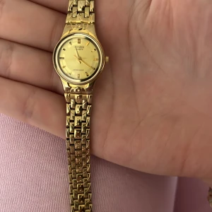 Citizen quartz damklocka  - Säljer min klocka, den är knappast använd och är rostfri, org pris är ca 1800 men säljer billigt för den inte används ❣️