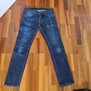 Nudie Jeans W31 L32 - Säljer ett para snygga Tilted Tor från Nudie i storleken W31 L32. Skicket är bra 4/5. Nypris ca 1500 kr.