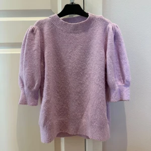 Stickad tröja - Söt stickad 2/3 ärmar tröja med lite puff på ärmarna. Tröjan är ljus lila. Priset kan diskuteras 💖