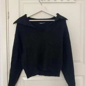 Stickad tröja från Gina Tricot - Säljer denna svarta stickade tröjan från Gina Tricot i storlek 34. Säljer eftersom den inte kommer till användning längre. Använt 1 gång tidigare.