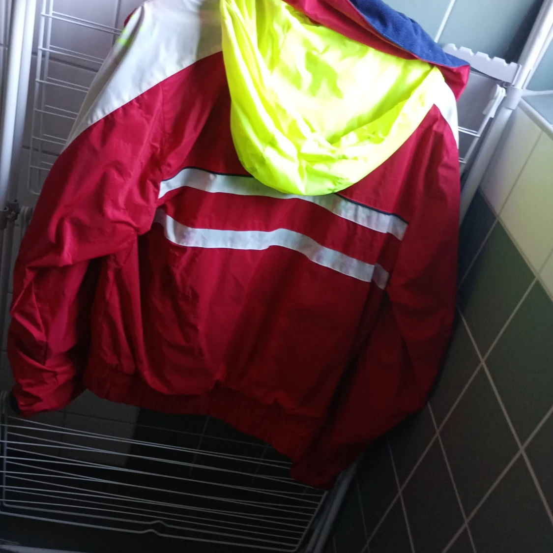 Röd och vit vindjacka från North Bend - 3