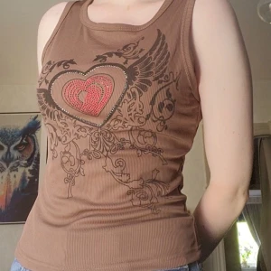 Brunt linne - Ett brunt linne med rhinestones och andra detaljer på framsidan. Varan är bra sick eftersom den knappt har används ✿