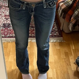 True religion jeans  - Säljer mina jätte snygga lågmidjade true religion jeans i väldigt bra skicka pågrund av att dom inte kommer till andvändning. Tveka inte med att höra av er om ni har frågor🫶🏼!inte mina bilder!