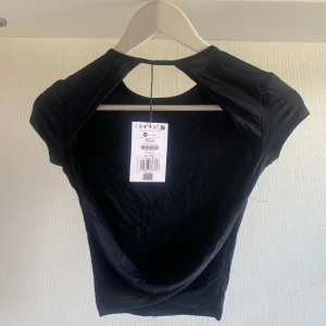 topp med öppenrygg - topp med öppen rygg från bershka aldrig använd