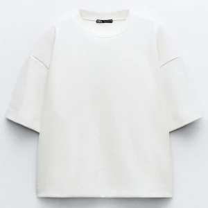 T-shirt från zara - T-shirt i tjockt material, jätteskön, helt ny och oanvänd, slutsåld på hemsidan💕💕