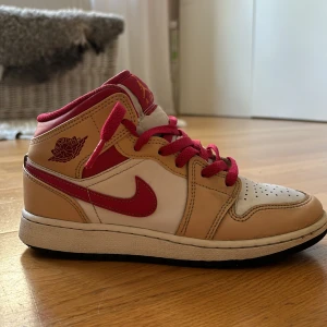 Säljer mina air Jordan 1 i storlek 36,5 då de har blivit för små😊 Pris kan diskuteras! - Skick 7/10 slitning bak på hälarna på båda skorna